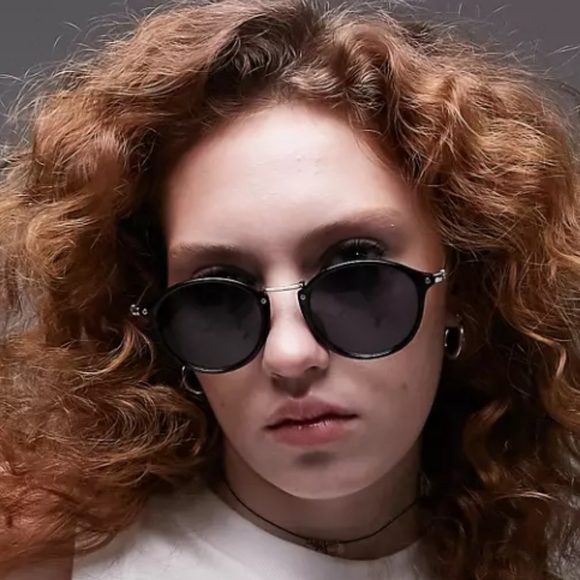 Topshop plastic round sunglasses in black - Picture 2 of 11